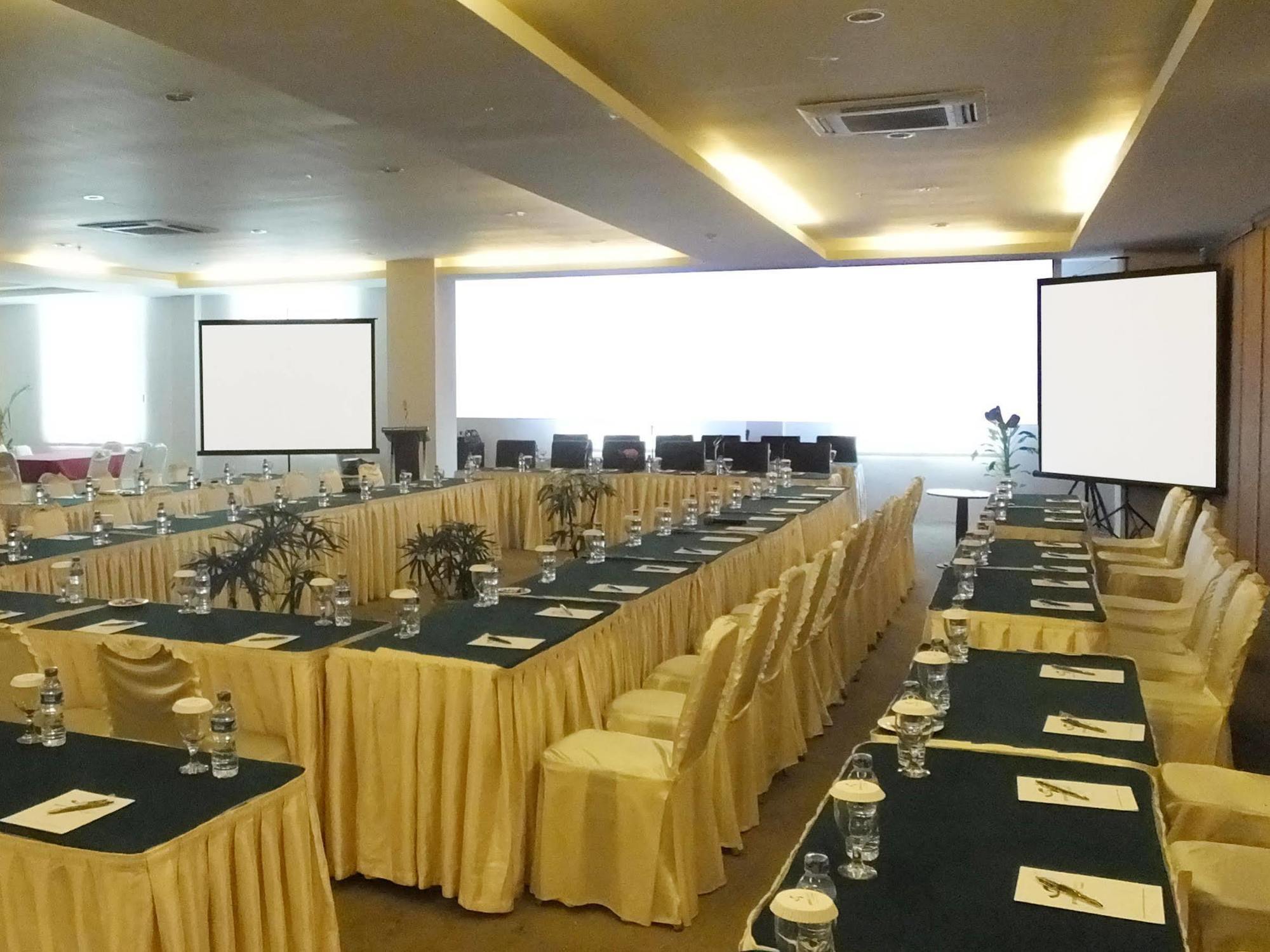 Grand Kanaya Hotel Medan Extérieur photo